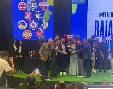 Jogadores do Vitória erguem a taça no evento realizado pela FBF
