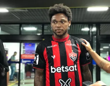 Luiz Adriano na chegada a Salvador