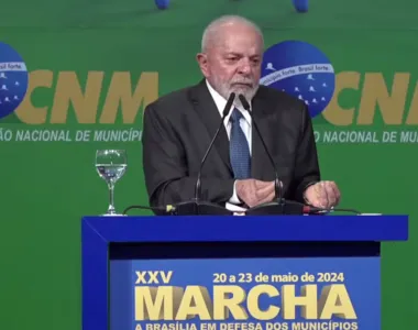 Lula recebeu aplausos e vaias