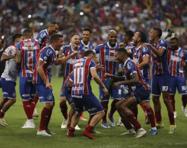 Atletas celebram triunfo sobre o Red Bull Bragantino em frente à torcida, na Arena Fonte Nova