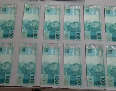 foram encontrados R$ 1200 em notas falsas