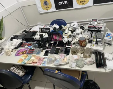 Câmeras, porções de drogas, balanças, dinheiro e outros objetos foram apreendidos