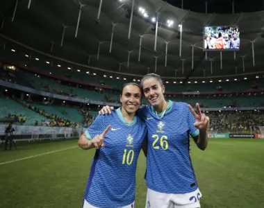 Marta e Jheniffer comemoram vitória da Seleção