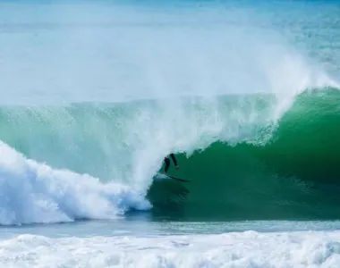 Gabriel Medina pega belo tubo na etapa de Peniche da WSL