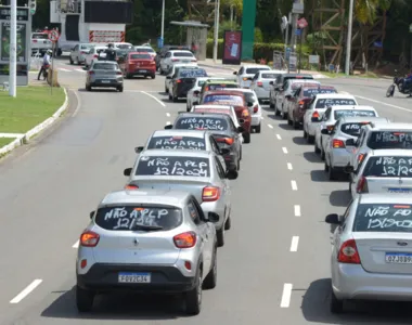 Uma extensa fileira de carros tomou conta da Avenida Pinto de Aguiar