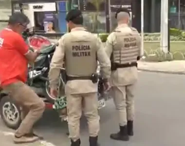 Moto da vítima foi parar embaixo da caçamba e ficou destruída