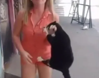 No vídeo, que começou a circula nas redes sociais, a mulher aparece apertando o pescoço da gata