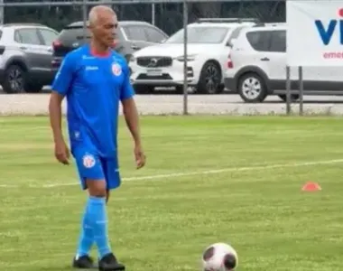 Romário começou o treinamento com bola