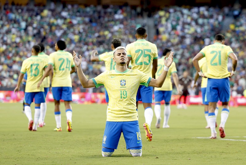 Andreas Pereira comemora seu gol pela Seleção Brasileira