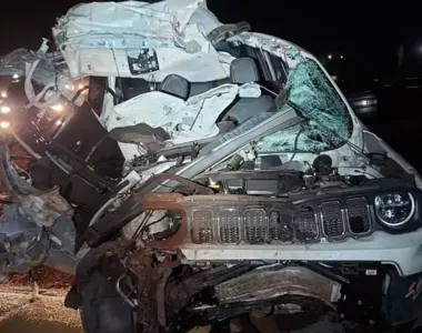 Carro ficou totalmente destruído com o impacto