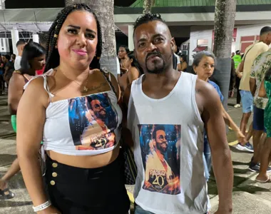 Casal Rosângela dos Santos e Alex Santos usa camisa especial para homenagear o ídolo Pablo