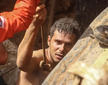 Trabalhador está consciente enquanto aguarda fim do resgate