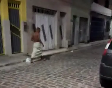 Homem foi visto andando pelas ruas de São Félix