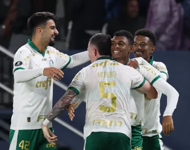 Jogadores do Palmeiras comemoram virada