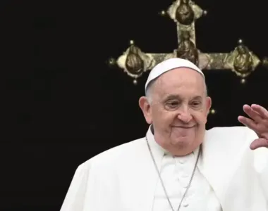 Papa aparece para celebrar missa de Páscoa