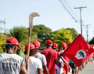 Os militantes protestam por melhoria de vida para a população do campo