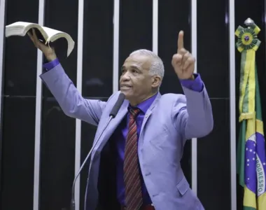 Pastor sempre leva sua bíblia para o Congresso