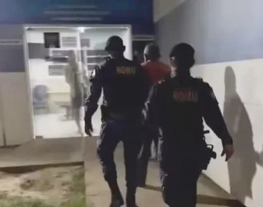 Chegada do suspeito à delegacia