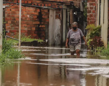 Chuva alagou diversos pontos em bairros de Salvador