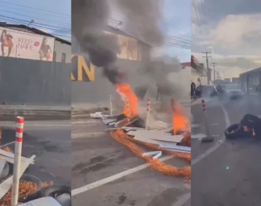 Moradores atearam fogo em objetos na pista, impedindo a passagem dos veículos