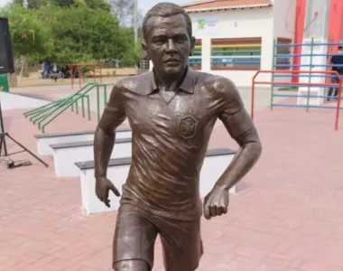 Estátua de Daniel Alves, em Juazeiro