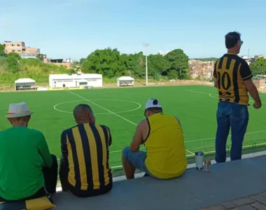 Torcedores do Ypiranga permaneceram na arquibancada da Vila Canária mesmo após uma hora da confirmação do cancelamento