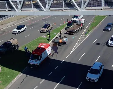 Carro capotado na pista