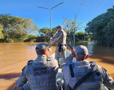 Brigada Militar está com 70 barcos nas ruas alagadas