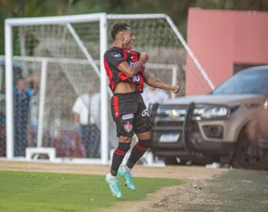 Matheus Gonçalves comemora gol do Vitória