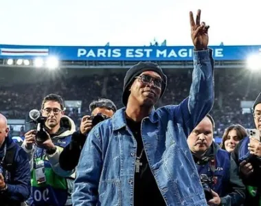 Ronaldinho foi ovacionado ao aparecer próximo ao gramado do estádio
