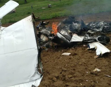 Apenas destroços sobraram da aeronave