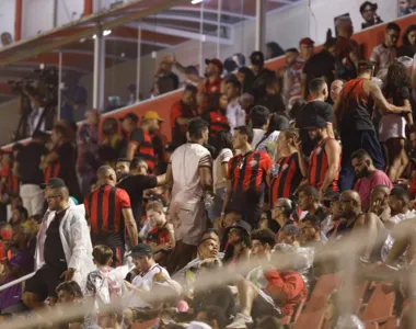 Torcida do Vitória deixa o Barradão após o segundo gol do Atlético-GO