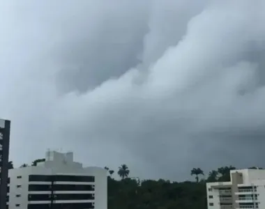 Dia começou com céu nublado na capital baiana