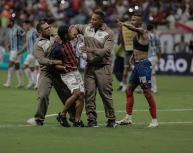 Torcedor invadiu o gramado para abraçar jogadores