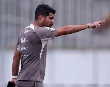 Técnico António Oliveira comanda treino