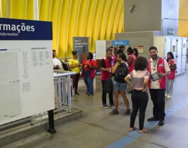 Voluntários da Aldeias Infantis SOS na estação de metrô Aeroporto