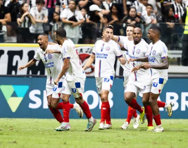 Jogadores do Bahia comemoram gol contra o Atlético-MG