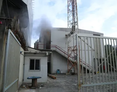 Um prédio, que seria de uma empresa do segmento de telecomunicações, foi atingido pelo incêndio
