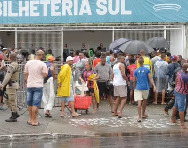 Torcedores do Bahia encaram chuva na fila da bilheteria