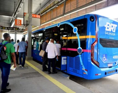 A Estação BRT Pedrinhas fica localizada em frente à entrada do Vale das Pedrinhas