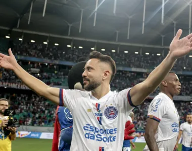 Everton Ribeiro comemorando triunfo contra o Grêmio