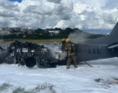 Monomotor caiu na lateral da pista do Aeroporto da Pampulha, em Belo Horizonte