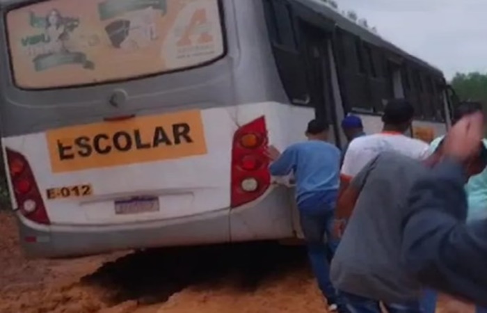 Alunos da zona rural na tentativa de conseguir tirar ônibus do atoleiro