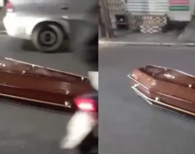 Caixão cai de um carro funerário