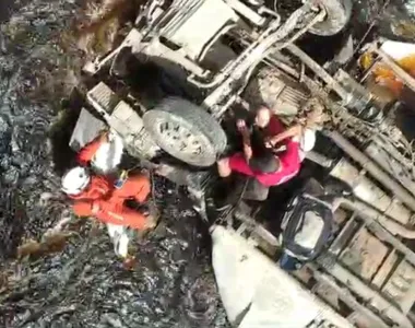 Bombeiros tentaram cortar cinto de segurança, mas não obtiveram sucesso