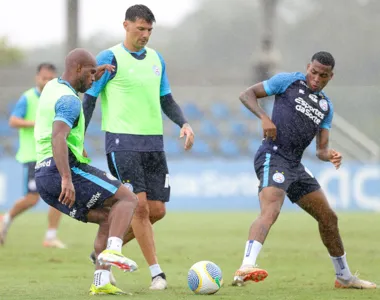 Elenco azul, vermelho e branco trabalhando nesta terça-feira (21)
