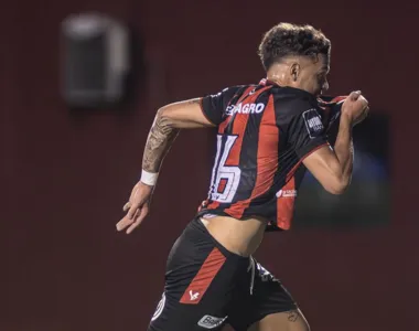 Meia Daniel Jr comemorando gol contra o Atlético de Alagoinhas