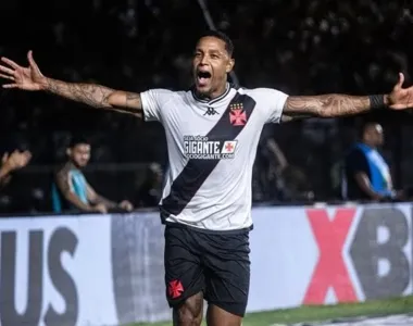 David foi revelado pelo Vitória e atualmente defende o Vasco por empréstimo