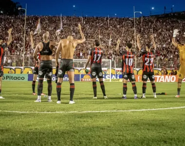 Jogadores do Vitória comemoram resultado com a torcida