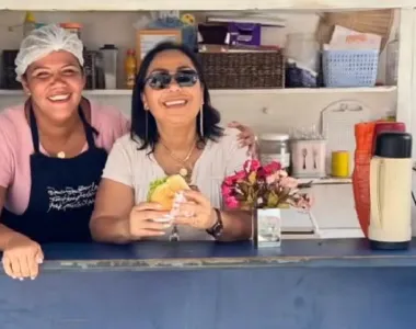 Durante visita, a mãe do economista comeu o famoso X-Calabreso